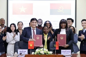Phó Cục trưởng Đặng Ngọc Minh và bà Faustina Marisa Cardoso Neto - Trưởng đoàn đàm phán Angola ký Hiệp định.