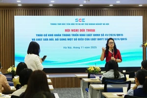 Bà Dương Thị Minh Châu, Trưởng phòng Tuyên truyền và Hỗ trợ người tham gia của Bảo hiểm xã hội thành phố Hà Nội, chia sẻ tại hội nghị.