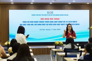 Bà Dương Thị Minh Châu, Trưởng phòng Tuyên truyền và Hỗ trợ người tham gia của Bảo hiểm xã hội thành phố Hà Nội, chia sẻ tại hội nghị.