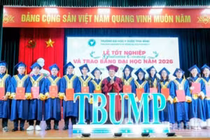Tân bác sĩ, dược sĩ và cử nhân nhận bằng tốt nghiệp. 