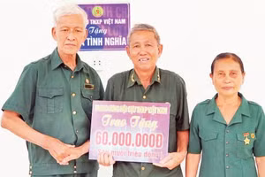 Vợ chồng ông Nguyễn Xuân Thanh trong ngày nhận Nhà nghĩa tình đồng đội. (Ảnh: PHẠM HẠNH)