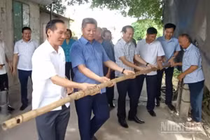 Đoàn công tác của Ủy ban nhân dân tỉnh Hưng Yên thực hiện việc dỡ bỏ barie thu phí tại cầu Đún.
