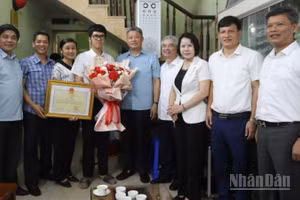 Chủ tịch Ủy ban nhân dân tỉnh Hưng Yên Nguyễn Mạnh Quyền đến nhà thủ khoa toàn quốc tổ hợp A01 chúc mừng và tặng Bằng khen.