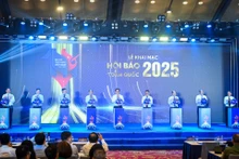 Các đại biểu bấm nút chính thức khai mạc Hội báo Toàn quốc năm 2025.