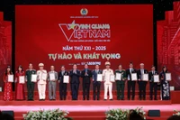 Đồng chí Nguyễn Trọng Nghĩa, Ủy viên Bộ Chính trị, Bí thư Trung ương Đảng, Trưởng ban Tuyên giáo và Dân vận Trung ương và đồng chí Nguyễn Đình Khang, Ủy viên Trung ương Đảng, Chủ tịch Tổng Liên đoàn Lao động Việt Nam trao Biểu trưng Vinh quang Việt Nam cho các tập thể được vinh danh.
