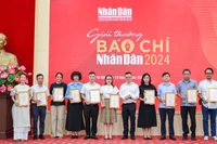 Đồng chí Lê Quốc Minh trao giải A cho các tác giả, đại diện nhóm tác giả. (Ảnh: THẾ ĐẠI) 