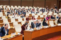 Chủ tịch Quốc hội Trần Thanh Mẫn và các đại biểu biểu quyết tại hội nghị. (Ảnh: DUY LINH)