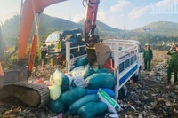 Cơ quan chức năng tiến hành tiêu hủy 1,3 tấn thực phẩm bẩn.