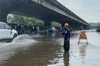 Xí nghiệp Thoát nước số 7 ứng trực tại đường Nguyễn Xiển.