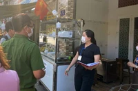 Các lực lượng chức năng phường Vũng Tàu kiểm tra tiệm bánh mì trên đường Đồ Chiểu. 