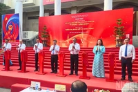 Nghi thức cắt băng khai mạc trưng bày.