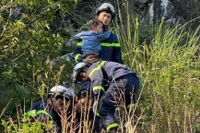 Lực lượng chức năng tiếp cận được nạn nhân bị mắc kẹt. (Ảnh: Công an thành phố Hà Nội)