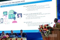 Chuyên gia trình bày tham luận hội thảo “Ứng dụng các giải pháp chuyển đổi số phát triển du lịch Quảng Ngãi”.