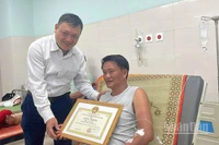 Chủ tịch Ủy ban nhân dân đặc khu Lý Sơn trao bằng khen cho ông Lê Văn Sanh.