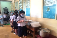 Học sinh Trường tiểu học Phan Đình Phùng trong giờ ăn bán trú. (Ảnh minh họa)