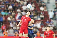 Tiền đạo Đình Bắc (số 7) ba lần liên tiếp đoạt danh hiệu “Cầu thủ xuất sắc nhất trận đấu” tại SEA Games 33 trong pha tranh bóng với U22 Thái Lan.