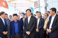 Bí thư Thành ủy Hà Nội Nguyễn Duy Ngọc kiểm tra công tác chuẩn bị bầu cử tại thôn Thụy Ứng, xã Thường Tín. (ảnh: Quang Thái).