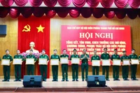 Thủ trưởng Bộ Tư lệnh Thành phố Hồ Chí Minh trao Bằng khen của Ủy ban nhân dân Thành phố Hồ Chí Minh cho các tập thể tiêu biểu. (Ảnh: QUANG TIẾN) 