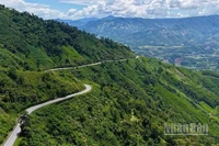 Đường Quốc lộ 24 nhiều đoạn dốc, cua khuất tầm nhìn nguy cơ tai nạn cho người và phương tiện qua lại.