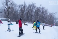 Khách du lịch trải nghiệm trượt tuyết tại Khu trượt tuyết hồ Tùng Hoa ở thành phố Cát Lâm, tỉnh Cát Lâm, Trung Quốc. (Ảnh: HỒ QUÂN)