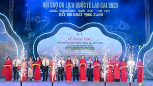Các đại biểu cắt băng khai mạc Hội chợ Du lịch quốc tế Lào Cai năm 2025.