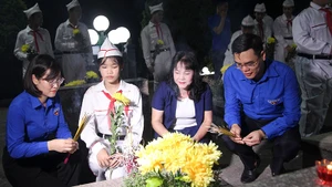 Các đại biểu thắp nến tri ân các Anh hùng liệt sĩ.