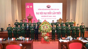 Đại biểu cấp trên tặng hoa chúc mừng Ban chấp hành Đảng bộ Quân sự tỉnh Lào Cai, nhiệm kỳ 2025-2030.