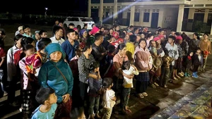 Hiện các hộ dân đã được sắp xếp chỗ ở tạm tại các trường học, nhà người thân.