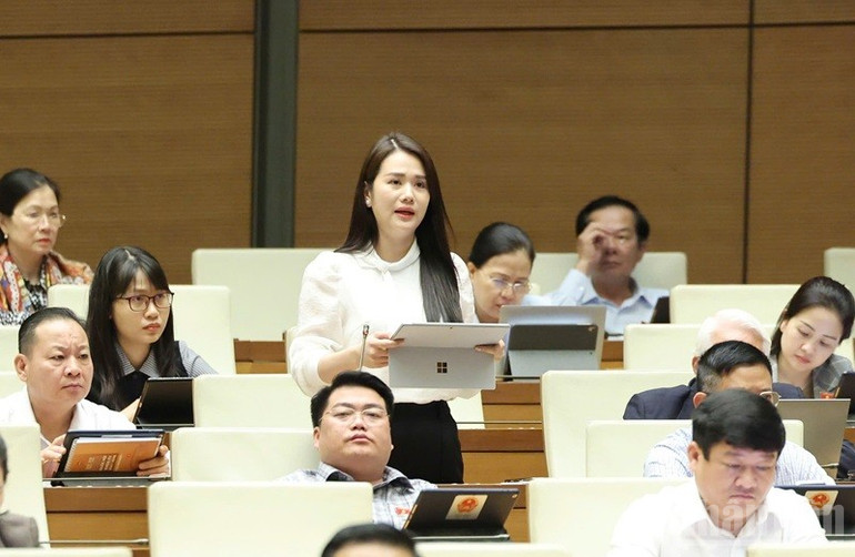 Đại biểu Vương Thị Hương (Hà Giang) phát biểu. (Ảnh: DUY LINH) ndo_br_vuong-thi-huong-ha-giang.jpg