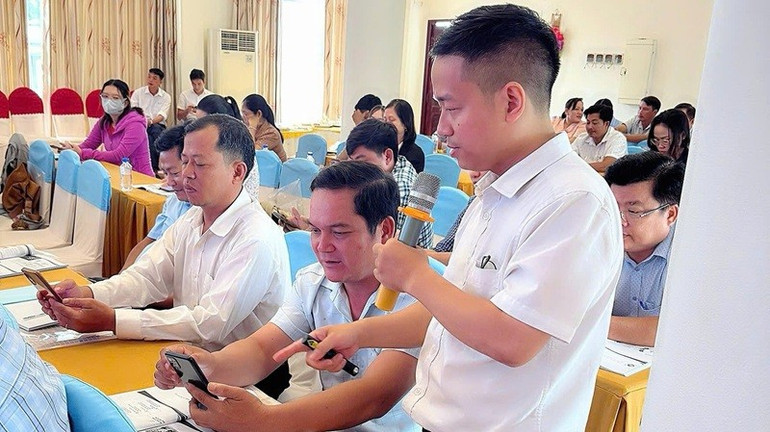 Các học viên được “cầm tay chỉ việc” thực hành AI, xử lý tình huống vi phạm, hướng dẫn thông báo website thương mại điện tử. (Ảnh: BTC) d16928d2d7fc.jpg
