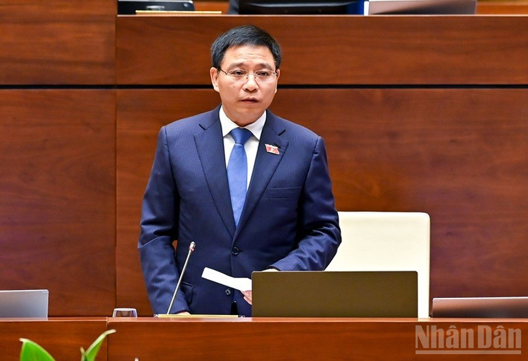 Bộ trưởng Tài chính Nguyễn Văn Thắng trả lời chất vấn của các đại biểu Quốc hội. (Ảnh: DUY LINH) ndo_br_bnd-8207.jpg