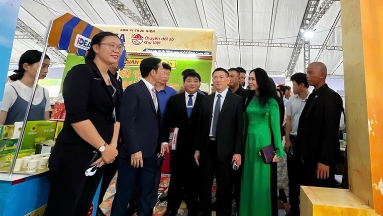 Các đại biểu tham quan các gian hàng trong khuôn khổ sự kiện. (Ảnh: BTC) z6703956201934-2f37d06754d326087a482077d7f2dba7.jpg