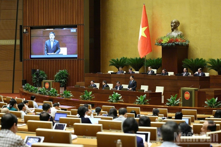 Bộ trưởng Tài chính Nguyễn Văn Thắng phát biểu giải trình, làm rõ vấn đề đại biểu Quốc hội nêu tại phiên họp. (Ảnh: DUY LINH) ndo_br_img-1750220526677-1750224574520.jpg