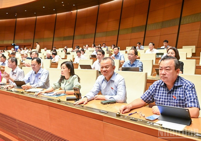 Đại biểu Quốc hội tiến hành biểu quyết thông qua Luật sửa đổi, bổ sung một số điều của Luật Tiêu chuẩn và quy chuẩn kỹ thuật. (Ảnh: DUY LINH) ndo_br_bieu-quyet-luat-tieu-chuan-ky-thuat-1.jpg