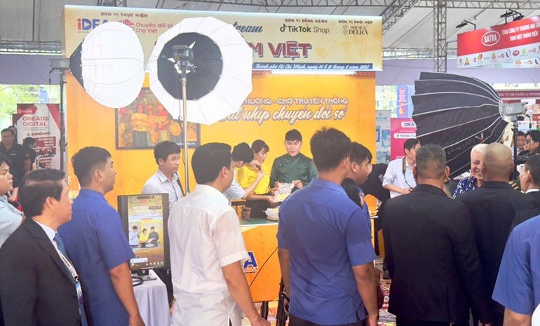 Các phiên livestream trực tiếp tại gian hàng thu hút nhiều người tiêu dùng cả trên nền tảng trực tuyến và trực tiếp. (Ảnh: BTC) 3bb00c71b19f.jpg