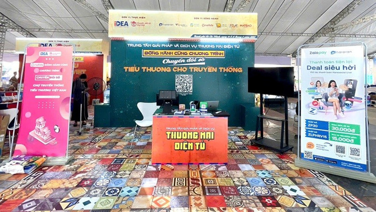 Chương trình có nhiều hoạt động trưng bày và trải nghiệm thanh toán số như mã QR, ví điện tử, thẻ không tiếp xúc…, hỗ trợ thiết thực cho tiểu thương, hộ kinh doanh. (Ảnh: BTC) 1b8894c785f.jpg