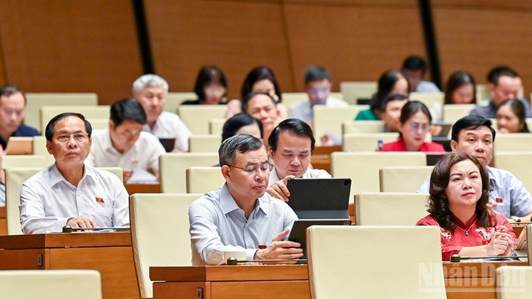 Các đại biểu Quốc hội làm việc tại hội trường. (Ảnh: DUY LINH) ndo_br_bnd-6888.jpg