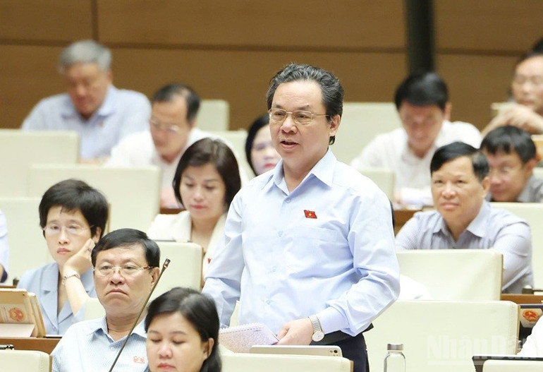 Đại biểu Hoàng Văn Cường (Hà Nội) đặt câu hỏi chất vấn Bộ trưởng Tài chính. (Ảnh: DUY LINH) ndo_br_hoang-van-cuong-ha-noi.jpg