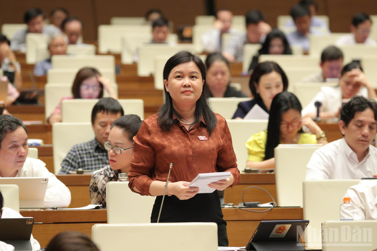 Đại biểu Nguyễn Phương Thủy (Hà Nội) phát biểu. (Ảnh: DUY LINH) ndo_br_dbqh-nguyen-phuong-thuy-ha-noi-1.jpg