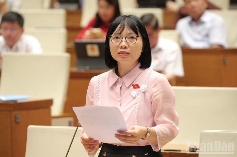 Đại biểu Nguyễn Thị Việt Nga (Hải Dương) phát biểu. (Ảnh: DUY LINH) ndo_br_dbqh-nguyen-thi-viet-nga-hai-duong.jpg