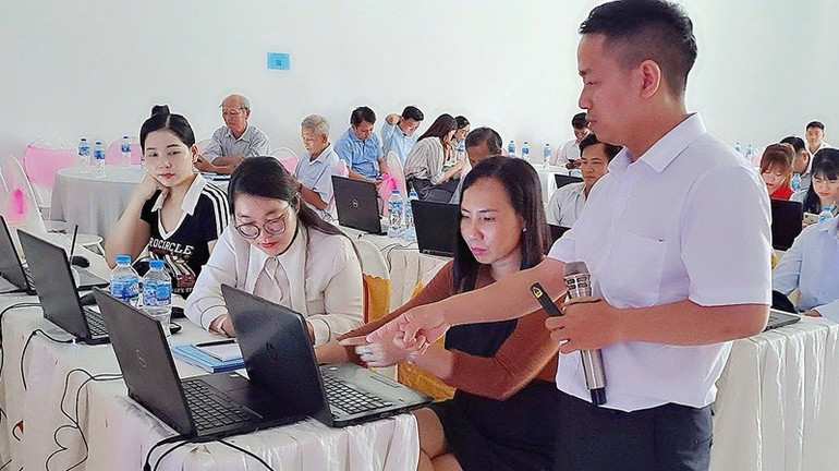 Các chuyên gia từ eComDX “cầm tay chỉ việc” hướng dẫn học viên đưa đặc sản địa phương lên sàn thương mại điện tử. (Ảnh: BTC) 279baace.jpg