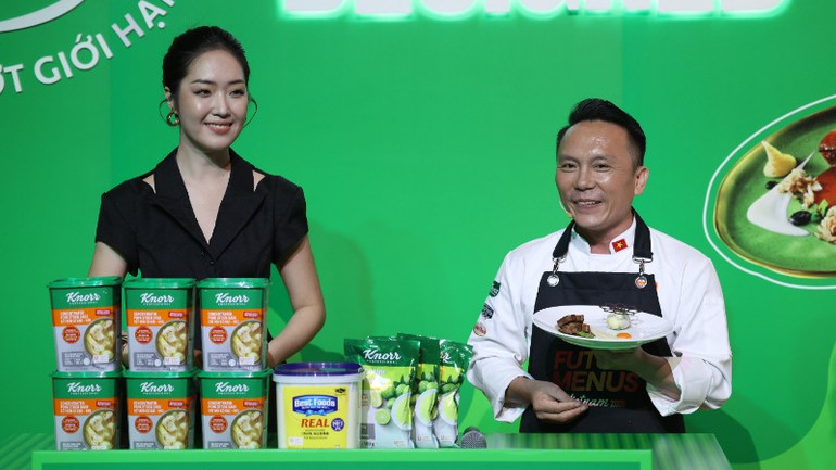 Người đầu bếp và thực khách đang dần tìm lại niềm tự hào với di sản quê hương là các món ăn truyền thống. ogn1-01559-5081.jpg