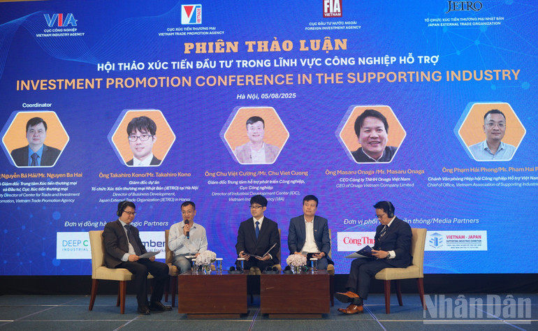 Các chuyên gia, diễn giả tham gia phiên thảo luận tại hội thảo. (Ảnh: TRUNG HƯNG) ndo_br_dsc02797.jpg
