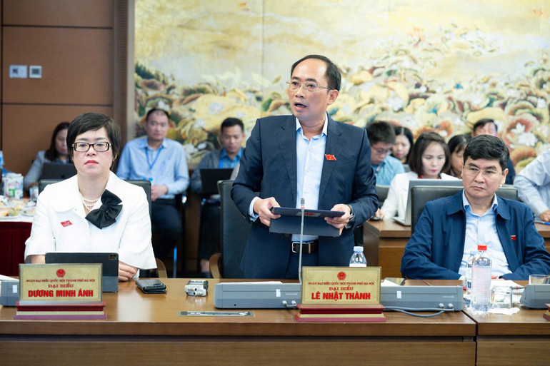 Đại biểu Lê Nhật Thành (Hà Nội) phát biểu. 9d6b33ee2158.jpg