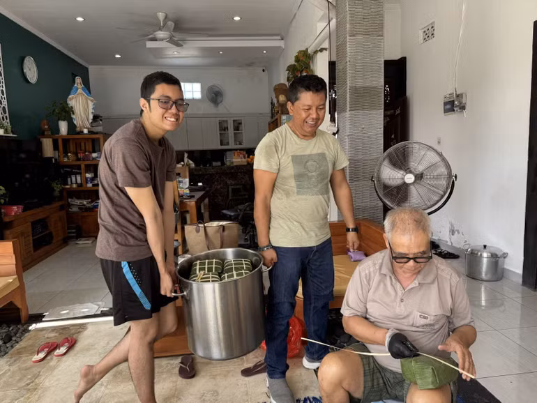 Bánh chưng đã vào nồi.