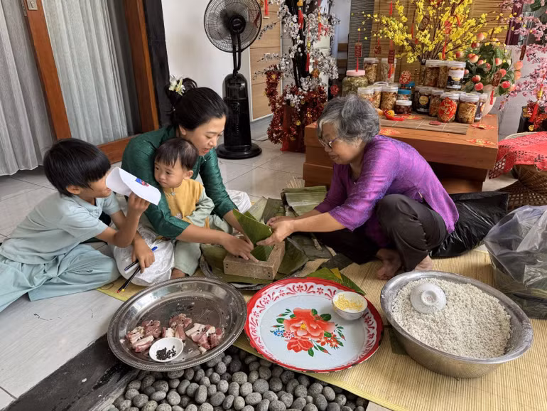 Những em bé lần đầu theo mẹ đi gói bánh chưng.