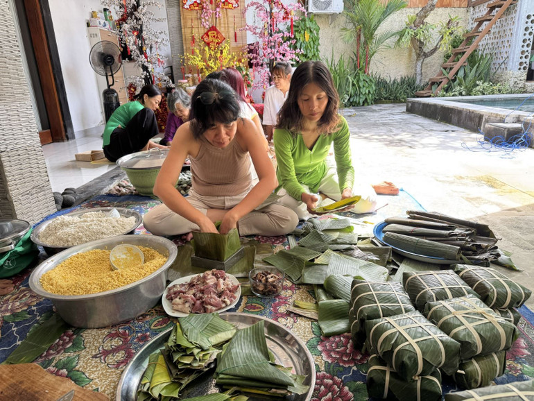 Dùng lá chuối vẫn có thể làm ra những chiếc bánh chưng vuông vắn.