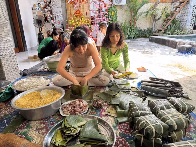 Dùng lá chuối vẫn có thể làm ra những chiếc bánh chưng vuông vắn.