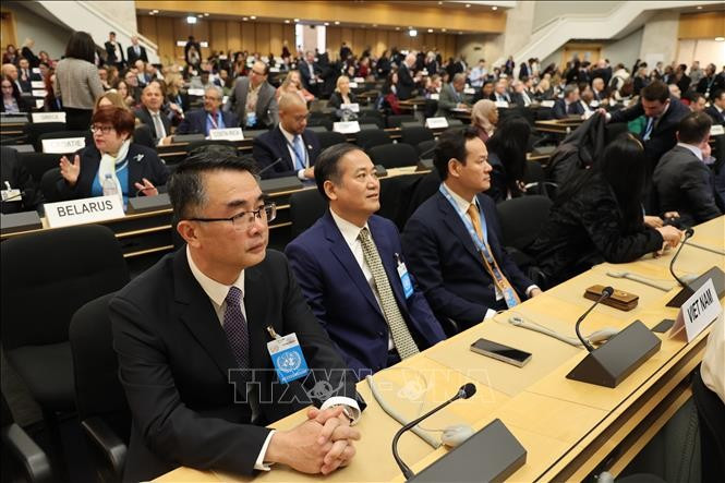 Đại tá Trần Viết Trung - Phó Chánh Văn phòng Cơ quan thường trực về nhân quyền Chính phủ (ngoài cùng bên trái) cùng đoàn đại biểu Việt Nam tham dự phiên khai mạc. (Ảnh: TTXVN)