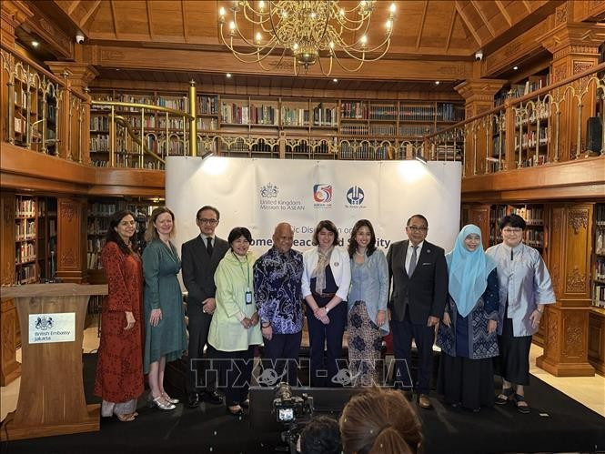 Phó Tổng Thư ký ASEAN phụ trách Cộng đồng Chính trị-An ninh Dato’ Astanah Abdul Aziz (bìa trái) cùng các đại biểu tham gia sự kiện. (Ảnh: TTXVN)